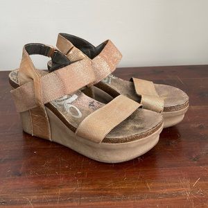 OTBT, size 7 tan wedges